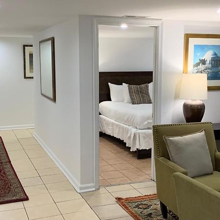 Renovated English Basement 2Bdrm Home Near Metro Washington Eksteriør billede